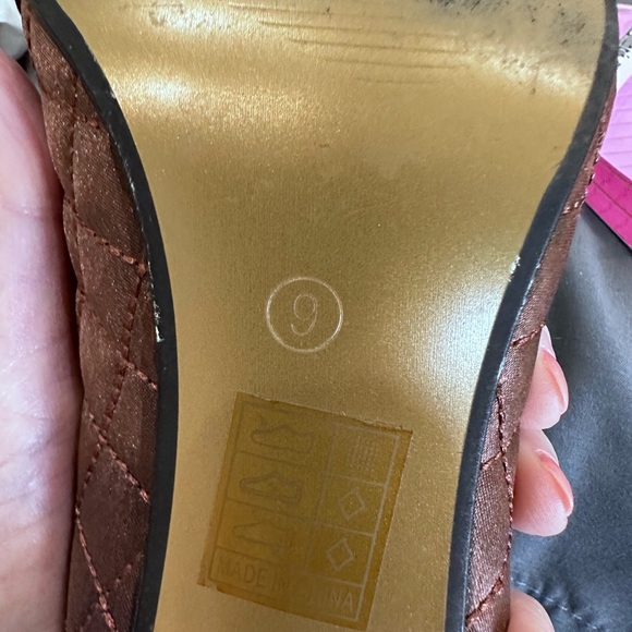 Annebelle Brown Soft Quilted Pumps Gold Emblem On Toe 3.5 Inch Heel S 9 - Picture 12 of 16